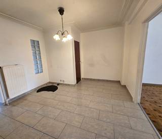 Bent u op zoek naar een gelijkvloers appartement met veel ruimte dat u volledig naar eigen smaak kunt opfrissen? Dit is uw kans! Met...