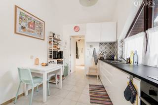 Quares - TREVI Groep presenteert :<br />Dit appartement is gelegen op de bovenste verdieping, in het dak. Dit zorgt voor een gezellige, warme sfeer en veel zon, lichtinval en een open zicht op de stad.<br /><br />Het appartement beschikt over een keuken met alle toestellen, een badkamer en een ruime slaapkamer die aan de achterzijde ligt. Het is gelegen aan de Lange Koepoortstraat, recentelijk opgewaardeerd en nu een smeltkroes van hippe horeca en winkeltjes. Dit op wandelafstand van Grote Markt, Groenplaats en Meir.
