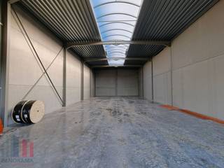 <strong>Nieuwbouw KMO-unit </strong>met een oppervlakte van 307 m² en<strong> 2 privatieve parkeerplaatsen</strong> te koop op bedrijventerrein 'De Schatting', op amper 300 m van de Torhoutsesteenweg met een vlotte verbinding naar de E403 op- en afrit Ruddervoorde (4,5 km).<br /><br />De <strong>casco opslagruimte</strong> (brandklasse C) met een vrije hoogte van +/- 6,5 m is opgebouwd uit een staalconstructie in combinatie met een betonplint en geïsoleerde sandwichpanelen. De loods is toegankelijk via een automatische sectionale poort (4,50 m B x 4,20 m H) met aparte toegangsdeur en glaspartij, lichtstraat en polybetonvloer. Bovendien laat de dakstructuur het toe om zonnepanelen te plaatsen (15 KG/m²). Aanwezigheid van een regenwater- en septische put. <br /><br />Het bedrijfsgebouw maakt deel uit van de gloednieuwe ontwikkeling "Zilleghem Park" bestaande uit <strong>24 KMO-units met oppervlaktes van 159 m² tot 335 m²</strong>, samenvoegbaar tot 1.546 m². <br />Het magazijn aan de kop van het project is voorzien van <strong>164 m² lichtrijke kantoorruimte</strong> op de eerste verdieping. Alle loodsen zijn geschikt voor productie, stockage, ... Per opslagruimte zijn er minstens twee privatieve parkeerplaatsen voorzien. <strong>Voorziene oplevering Q4 2025</strong>.<br /><br />Contacteer <strong>PANORAMA B2B</strong> voor bijkomende (technische) inlichtingen, plannen of een vrijblijvend plaatsbezoek 0479 70 70 73.
