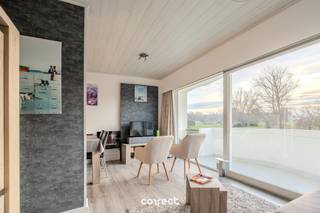 Op wandelafstand van het strand en de zee, vindt u dit prima onderhouden en volledig gemeubeld tweeslaapkamer appartement met 2 ruime terrassen in Park Atlantis. Het appartement is gelegen in een prachtig groene omgeving en bevindt zich op het gelijkvloers in de residentie 'Iris'. Vanuit het appartement heeft u een open uitzicht op de tuin. Park Atlantis voorziet in tal van faciliteiten (o.a. speeltuintjes, wandelpaden, petanqueveld,...) en garandeert u een rustig verblijf met voldoende parkeergelegenheid.Omvat: een lichtrijke woonkamer met moderne en ingerichte open keuken, een ruim en zonnig terras met open zicht en een volledig vernieuwde badkamer met inloopdouche, lavabo en toilet. Aan de overzijde van de gemeenschappelijke gang bevinden zich twee comfortabele slaapkamers waarvan 1 met kwalitatief tweepersoonsbed. Beide slaapkamers geven uit op een ruim tweede terras.TROEVEN:- gratis parkeergelegenheid voor het gebouw- volledig vernieuwd app. met nieuwe waterleiding + elektriciteit- 2 terrassen met prachtig open zicht- elektriciteit conform gekeurd- wordt gemeubeld verkocht (nieuwe meubelen)- aparte private berging inbegrepen- groene en rustige liggingDit appartement kan uw ideale vakantieverblijf zijn aan onze kust of uw perfecte investering.Domicilie niet toegestaan.Er geldt geen renovatieverplichting, omdat het gebouw vastgesteld bouwkundig erfgoed is.📞 Contacteer Lorenzo voor een bezoek: 0492 08 08 08 – lorenzo@correctvastgoed.be👉 Online schattingstool: https://www.correctvastgoed.be/schatting