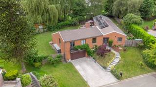 <p><span><span><strong> </strong></span></span><strong>Century21 ImmoNero presenteert:</strong></p><p>TOP LOCATIE gelegen in een doodlopende straat, in een woonwijk van Jezus-Eik, dit gerenoveerde huis van 250m2 op een zonnig privé perceel van 1052m2 op het zuidwesten in een rustige buurt, maar toch dicht bij de E411, openbaar vervoer en voorzieningen.</p><p>Deze mooie karakteristieke woning (met open haard hoek, authentieke houten balken, dubbel volume plafond) en praktisch ontwerp heeft:</p><p>1) Inkomhal (garderobe en toilet), <br />2) moderne ruime keuken (van 17m²), <br />3) grote (60m2) open woonkamer met eetkamer/zithoek met directe toegang tot het terras (van 45m2) en <br />4) ruim kantoor van 40m² (waar een 5e slaapkamer en badkamer/keukenhoek mogelijk is) ALLEMAAL op EEN niveau.</p><p>Totaal 4 slaapkamers waarvan de elegante ouderslaapkamer van 26m² (met en-suite badkamer en een salon/leeshoek van 14m²) aansluit op de tuin en de jacuzzi, slaapkamers 3x (16m2, 10m2, 10m2).</p><p>De woning beschikt ook over 4 buitenparkeerplaatsen, een dubbele garage (37m2) en een kelder (14,5m2). EPC - C, Elektriciteit conform! 18 zonnepanelen.</p><p>MEER INFO : www.krabbenberg8.be<br /> </p>