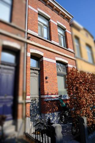 Lichtrijke, karaktervolle woning met 3 slaapkamers en tuin<br /><br />Deze instapklare woning combineert charme, authentieke elementen, een prachtige lichtinval en een warm thuisgevoel. De rustige ligging in een eenrichtingsstraat maakt dit een uitstekende uitvalsbasis voor gezinnen, met nabijheid van openbaar vervoer, scholen, kinderopvang, winkels en een vlotte verbinding naar Antwerpen.<br /><br />Indeling:<br /><br />Gelijkvloers<br />U wordt verwelkomd in de inkomhal die toegang biedt tot de lichtrijke leefruimte met hoge plafonds en een aangename sfeer. Vooraan bevindt zich een gezellige zithoek, het middelste gedeelte is voorzien van praktische ingebouwde kasten (2022).<br />De ruime, volledig uitgeruste keuken (met 5-pits gasvuur, oven, Amerikaanse koelkast en vaatwasser) biedt een mooi zicht op de gezellige tuin.<br />Verder vindt u op het gelijkvloers een gastentoilet en toegang tot een droge kelder.<br /><br />Eerste verdieping<br />Hier bevindt zich een ruime slaapkamer (16 m²) met ingebouwde kasten (2020), evenals een comfortabele badkamer uitgerust met ligbad, douche, dubbele wastafel en toilet.<br /><br />Tweede verdieping<br />Op de tweede verdieping zijn er nog twee volwaardige kamers (13 m² en 10 m²), perfect als kinderkamers, bureau of hobbyruimte. De kamer die op de foto als jungle kinderkamer werd ingericht, is intussen omgevormd tot bureauruimte.<br />Via de hal is er bovendien toegang tot een praktische zolder, ideaal als extra bergruimte.<br /><br />Troeven:<br />- Instapklaar<br />- Veel lichtinval, hoge plafonds en authentieke elementen<br />- 3 volwaardige slaapkamers<br />- Gezellige tuin<br />- Rustige, kindvriendelijke ligging<br />- Centrale locatie nabij Antwerpen<br /><br />Andere:<br />- kijkdagen zondag 3 mei en maandag 4 mei<br />- beschikbaar vanaf februari 2027