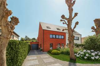 <p><span>BEN-woning, momenteel in afwerkingsfase en gelegen in een rustige éénrichtingsstraat, is ideaal voor thuiswerkers. Met een garage van ca. 29 m², parkeergelegenheid voor drie wagens op de oprit, een bureauruimte op het gelijkvloers en een wachtleiding voor een laadpaal is deze woning volledig klaar voor de toekomst. U verzekert zich van een hoogstaande technische afwerking: 6 zonnepanelen, warmtepomp met algemene vloerverwarming, op elk verdiep een berging, 3 hangtoiletten, ventilatiesysteem D, gelijmde gevelstenen (Marono rood), composietbekleding op de trappen, internet in alle kamers, hybride omvormer, etc. Via een stijlvolle stalen glazen deur betreedt u de ruime leefruimte met open keuken en kookeiland (met twee zitplaatsen). De uitgeruste keuken beschikt over een kookplaat, dampkap, microgolfoven, combi-stoomoven, vaatwasser en koelkast. Via het zwarte alu-schuifraam, kijkt u uit op een betegeld terras en een tuin met grasveld met zwarte draadafsluiting. De fundering voor een tuinhuis is al voorzien. Ieder van de verdiepingen herbergt een badkamer. Op de 1e verdieping omvat ze een inloopdouche met glazen wand, een halfvrijstaand bad en een meubel met kolomkast. Op de 2e verdieping is de badkamer met veluxraam groot genoeg voor een inloopdouche, een hangtoilet en een meubel met spiegel. 4 van de 5 kamers zijn groot genoeg voor een dubbel bed. Let op het groene uitzicht vanuit de kamers en de tuin, waarbij u ook de kerktoren kunt zien. U geniet hier van de stilte en bevindt zich op slechts enkele stappen van het centrum: een ideale combinatie.</span></p>