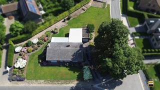<p><span>Te renoveren gelijkvloerse woning op een prachtig landelijk perceel van ca. 14 are<br /><br /></span><span>Bent u op zoek naar een woning die u volledig naar eigen smaak kunt renoveren? Dan biedt deze <br />gelijkvloerse woning op een mooi landelijk perceel van circa 14 are heel wat mogelijkheden. <br />Vlakbij Alken, Sint-Truiden en Borgloon.<br /><br />Via de inkomhal komt u terecht in de ruime leefruimte. Aansluitend bevindt zich de ruime leefkeuken <br />met voldoende plaats voor een gezellige eethoek. Naast de keuken vindt u een praktische wasberging <br />en een koele berging, ideaal voor extra opslag. De veranda vormt een mooie verbinding tussen de <br />leefruimte en de keuken en biedt een aangename plek om het hele jaar door van het uitzicht op de <br />tuin te genieten. Via de nachthal bereikt u twee ruime slaapkamers en de badkamer. Dankzij de <br />gelijkvloerse indeling geniet u hier van een comfortabel woonconcept met alle voorzieningen op één <br />niveau.<br /><br />Buiten beschikt de woning over een ruime zijdelingse inrit met voldoende parkeergelegenheid voor <br />meerdere wagens en bezoekers. Daarnaast is er een garage aanwezig. De grote tuin vormt een <br />absolute troef en biedt tal van mogelijkheden voor tuinliefhebbers, gezinnen of wie droomt van <br />extra buitenruimte.<br /><br /></span><span>Troeven van deze woning:</span></p><ul><li><span>Gelijkvloerse woning </span></li><li><span>Mooi landelijk perceel van ca. 14 are </span></li><li><span>Ruime leefruimte met veel natuurlijke lichtinval </span></li><li><span>Grote leefkeuken met praktische bergingen </span></li><li><span>Veranda met zicht op de tuin </span></li><li><span>Twee ruime slaapkamers </span></li><li><span>Garage aanwezig </span></li><li><span>Ruime oprit met voldoende parkeermogelijkheden </span></li><li><span>Grote tuin met tal van mogelijkheden </span></li><li><span>Ideale renovatiekans </span></li></ul><p><span><br />Deze woning biedt een uitstekende basis voor wie op zoek is naar ruimte, rust en de mogelijkheid om <br />een eigen woonproject te realiseren. <br /><br /></span><span>Wenst U meer informatie over deze woning of een bezichtiging? <br />Contacteer ons via 012 26 22 05 of info@hetimmohuis.be. </span></p>
