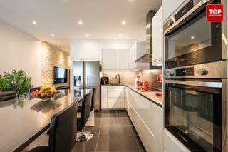 Deze volledig gerenoveerde woning is gelegen in centrum Wetteren, een aangename en gunstig gelegen buurt met winkels, scholen, openbaar vervoer...