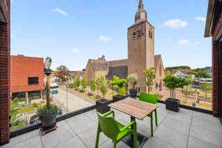Welkom in deze prachtige penthouse met drie slaapkamers en twee terrassen, ontworpen met oog voor detail en comfort.De moderne keuken, voorzien van...