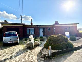 Gelijkvloerse woning op 628 m², 3 slaapkamers, mooi aangelegde tuin en garage. Deze woning is gelegen op een bijna ongekend plekje in Kuurne. Een rustige buurt maar toch bereikbaar!<br /><br />Aangename leefruimte met zicht op de tuin. Centraal is er een gaskachel en is er alvast een groot raampartij met zicht op de tuin. Apart is de keuken met alle nodige toestellen en in zeer verzorgde staat. Bij deze keuken is er een koele berging (4 treden naar beneden) en een berging.<br /><br />Verder is er een apart gasten toilet en een badkamer. Op zijn beurt heeft deze ook een toilet, wastafel en ligbad. Aan de linkerzijde van de woning zijn er 3 slaapkamers. Achteraan de woning is er ook nog een inpandige garage.<br /><br />De tuin is voorzien van verschillende terrassen, vijvers, serre, tuinhuis en voldoende privacy.<br /><br />PLUSPUNTEN:<br />+ gelijkvloerse<br />+ alleenstaand<br />+ gevoel voor ruimte