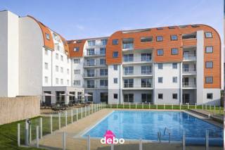 <h4><span>Droom je van een eigen stek aan de kust met de luxe van een hotel? Deze volledig ingerichte Holiday Suite op de derde verdieping in Zeebrugge biedt het beste van beide werelden!</span></h4>
Ontdek een unieke investeringskans in het hart van Zeebrugge, waar de dynamiek van de wereldhaven samenkomt met de charme van de Belgische kust.<br />Deze exclusieve suite biedt een ideale combinatie van comfort en luxe, perfect voor zowel zakelijke reizigers als toeristen.<br /><br />🏡 Jouw vakantieverblijf<br />✔️ Lichte woonkamer met open, ingerichte keuken<br />✔️ Zonnig terras met uitzicht op het zwembad 🌅<br />✔️ Slimme indeling: aparte slaapkamer met dubbel bed + slaaphoek met stapelbed (3 slaapplaatsen)<br />✔️ Moderne badkamer met bad/douche, wastafel &amp; toilet<br />✔️ Vrij gebruik van het binnen- &amp; buitenzwembad<br />✔️ Extra ontbijt en ontspanningsvoorzieningen voor een zorgeloze ervaring<br />💰 Vakantie &amp; rendement in één! Gebruik deze suite voor eigen ontspanning, verhuur of een combinatie voor het beste rendement. Slim investeren was nog nooit zo leuk!<br /><br /><br />Voorzieningen:<br />Geschikt voor 5 personen, met een comfortabel tweepersoonsbed en een hoogwaardig stapelbed.<br />Uitgerust met een moderne badkamer, een ingerichte keuken, een gezellige leefruimte en een privéterras met uitzicht op de omgeving.<br /><br />Faciliteiten van het Complex:<br />Verwarmde binnen- en buitenzwembaden voor ultieme ontspanning.<br />Wellnesscentrum met sauna en hammam.<br />Volledig uitgeruste fitnessruimte.<br />Gezellige bar en restaurant ter plaatse.<br />Ondergrondse parkeergelegenheid voor uw gemak.<br /><br />Investering Voordelen:<br />Inkomstenpotentieel: Opbrengsten uit de verhuurinkomsten gerealiseerd door Holiday Suites, u hoeft zelf niks te doen.<br />Beheer zonder zorgen: Professioneel en volledig beheer van uw eigendom, zodat u kunt genieten van een passief inkomen zonder administratieve lasten.<br />Strategische Locatie: Gelegen nabij belangrijke zakelijke hubs en toeristische attracties, wat zorgt voor een stabiele bezetting gedurende het hele jaar.<br /><br />Grijp deze kans om te investeren in een hoogwaardige appartement-suite in Zeebrugge, waar rendement en ontspanning hand in hand gaan. Voor meer informatie of om een afspraak te maken voor een bezichtiging, neem vandaag nog contact met ons op.<br /> 