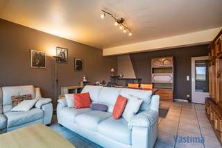 Bent u op zoek naar een slimme investering of een comfortabele eigen stek op wandelafstand van het centrum van Aalst? Ontdek dit lichtrijke appartement van ca. 100 m², gelegen op de derde verdieping van een verzorgd gebouw met lift.<br /><br />Bij het binnenkomen via de gepantserde inkomdeur valt meteen de ruime inkomhal met ingemaakte kasten op – ideaal voor extra opbergruimte. De lichtrijke leefruimte met open haard nodigt uit tot ontspannen avonden, terwijl de praktische keuken met gezellig eethoekje perfect aansluit op het dagelijkse comfort. Het appartement beschikt verder over twee volwaardige slaapkamers, een badkamer met douchecabine, een apart toilet en een ondergrondse privéberging.<br /><br />Dankzij de recente vernieuwingen – waaronder een nieuwe veiligheidsdeur, dakrenovatie, centrale verwarmingsketel en leidingen, lift en terras – is dit appartement volledig instapklaar.<br /><br />EPC – label B (170 kWh) / (HR) - Dubbel glas / CV op aardgas / Elektriciteit conform / Asbestveilig / Gepantserde deur / Elektrische zonnewering … Mogelijkheid tot overname meubels.<br /><br />Mogelijkheid tot aankoop aan 2 % verkooprechten met extra rechtenvermindering van 1.867,00 EURO.<br /><br />De ligging is ideaal: nabijheid van winkels, horeca, scholen, openbaar vervoer, sportfaciliteiten en het stadspark van Aalst. Bovendien bevindt u zich op slechts enkele minuten van de E40 en belangrijke invalswegen – vlot en centraal!<br /><br />Of u nu op zoek bent naar een waardevaste investering of een aangename thuis in de stad, dit appartement heeft het allemaal, boek nu jouw afspraak.