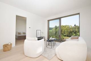 Discover this exceptional two-bedroom appartment, located in a residential neighbourhood on the green outskirts of Brussels between Molenbeek and Berchem-Sainte-Agathe. Nestled on the first floor of an elegant new building that is part of the ‘High Park’ project, this appartment is located in the heart of a natural park and offers three unique terraces, one of which is 27 m²! The spacious living room, equipped with a high-end kitchen fitted with top-quality materials, ensures optimal comfort. The appartment has two large bedrooms, two fully equipped bathrooms, a guest toilet and a separate storage room. Freshly repainted and fitted with oak parquet flooring, it is completely ready to move into. Cellar included and parking space required.