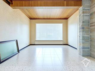 Deze woning is gelegen op een grondoppervlakte van 567 m² en bestaat uit: inkomhal - toilet - living - grote keuken - kelder - veranda - zeer ruime en diepe garage - wasplaats - berging - terras - tuin - tuinhuis - nachthal - 3 slaapkamers - badkamer - zolder. <br /><br />Deze woning is centraal gelegen te Kortemark en heeft vele mogelijkheden.