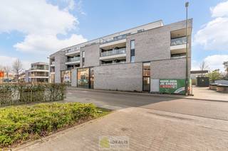 <strong>IDEALIS VASTGOED – RECENT EN PERFECT ONDERHOUDEN INSTAPKLAAR APPARTEMENT met een bewoonbare oppervlakte van +-60m² bestaande uit een ruime leefruimte met open keuken, berging/wasplaats, toilet, slaapkamer met ensuite badkamer, overdekt terras en bovengrondse parkeerplaats! Het appartement is gelegen in hartje Beverlo op wandelafstand van horeca, shopping en openbaar vervoer!<br /><br />INDELING :<br />Appartement: </strong>- leefruimte met open keuken – berging/wasplaats – toilet – slaapkamer – badkamer –<br /><br /><strong>Terras: </strong>- Heerlijk overdekt terras<br /><br /><strong>Garage: </strong>- Bovengrondse parkeerplaats<br /><br /><strong>Extra troeven:</strong><br />- Perfect onderhouden<br />- Instapklaar!<br />- Vloerverwarming<br />- Meubilair/vitrages mogelijks mee over te nemen<br />- Hartje Beverlo, alles op wandelafstand!!<br /><br /><strong>O-peil:</strong> niet overstromingsgevoelig<br /><br /><strong>Benieuwd naar dit prachtige appartement?<br />Wenst U advies omtrent uw eigen woning? Graag plannen wij vrijblijvend met U een afspraak in om onze expertise met U te delen, steeds tot Uw dienst!!<br />Neem contact op met IDEALIS VASTGOED op 011/515 565 of mail naar info@idealisvastgoed.be!</strong>