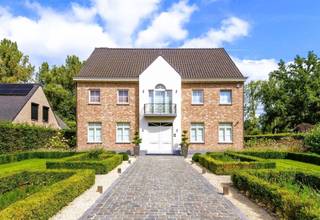 Deze stijlvolle villa bevindt zich net buiten de dorpskern van een landelijke gemeente precies tussen Aalst en Dendermonde.Respect voor rust en...