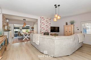 Voor meer info en foto’s, surf naar www.swevers.be – instapklare open bebouwing op een gegeerde, centrale locatie in Diepenbeek, ideaal tussen Hasselt en Genk. Dankzij de vlotte bereikbaarheid, met openbaar vervoer op 30 meter, scholen op 1,5 kilometer en winkels, horeca en ontspanning vlakbij, woont u hier rustig én centraal. De verzorgde split-level woning uit 1967 werd doorheen de jaren grondig vernieuwd. In 2011 kregen de keuken, badkamer en tuin een volledige make-over, gevolgd door nieuwe ramen en een nieuw dak in 2012. Sinds 2023 zorgen infraroodverwarming en vijf airco’s, die zowel verwarmen als koelen, voor optimaal comfort. De elektriciteit is conform. Met een bewoonbare oppervlakte van 158 m² biedt de woning een lichtrijke leefruimte van 54 m² en een open, volledig uitgeruste keuken van 12 m². Verder zijn er drie slaapkamers van 14 m², 12 m² en 8 m² en een vernieuwde badkamer. De kelder van 36 m² zorgt voor extra bergruimte en de inpandige garage is uitgerust met een laadpaal voor een elektrische wagen. Op het perceel van 605 m² geniet u van een verzorgde tuin, een gezellig terras, een overdekt terras en een jacuzzi. De 48 zonnepanelen leveren jaarlijks ongeveer 5.000 tot ruim 6.000 kWh op, wat samen met de moderne technieken bijdraagt aan een energiezuinige woning. Dankzij de nabijheid van de autosnelweg, op 5,5 kilometer, bereikt u vlot Hasselt, Genk en de omliggende gemeenten. Een ideale woning voor wie op zoek is naar ruimte, comfort, energiezuinigheid en een uitstekende ligging. Voor meer informatie, bel 011 255 155. Bron bewoonbare oppervlakte: EPC – verslag.