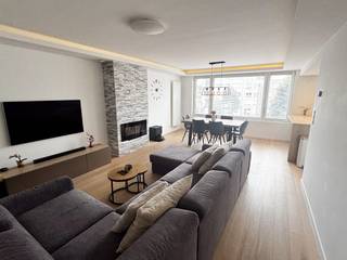 Op zoek naar een instapklaar appartement met een uitstekende ligging en een gunstig energieverbruik? Dan is dit verzorgde appartement op de tweede verdieping zeker een bezoek waard.<br /><br />Het appartement beschikt over een ruime en lichtrijke leefruimte met open keuken, twee slaapkamers (15 m² en 10 m²), een polyvalente ruimte van 5,5 m² en een volledig betegelde badkamer met inloopdouche. Daarnaast is er een afzonderlijk toilet en een praktische inkomhal met voldoende circulatieruimte.<br /><br />De polyvalente ruimte wordt momenteel gebruikt als berging, maar kan perfect ingericht worden als bureau, hobbyruimte, dressing of extra opbergruimte.<br /><br />Via de tweede slaapkamer heeft u toegang tot het westgericht terras, waar u kunt genieten van de namiddag- en avondzon.<br /><br />Dankzij de conforme elektriciteitskeuring, het gunstige EPC-label B, de driedubbele beglazing en de vloerverwarming in de badkamer, keuken en gang biedt dit appartement een aangenaam wooncomfort met lage energiekosten. De grootste slaapkamer is bovendien uitgerust met airconditioning voor extra comfort tijdens warme zomerdagen.<br /><br />Troeven<br /><br />✓ 80 m² bewoonbare oppervlakte<br />✓ 2 volwaardige slaapkamers<br />✓ Polyvalente ruimte (berging, bureau, dressing of hobbyruimte)<br />✓ Airconditioning in de grootste slaapkamer<br />✓ Westgericht terras<br />✓ EPC B - 106 kWh/m² jaar<br />✓ Conforme elektriciteit<br />✓ Vloerverwarming in badkamer, keuken en gang<br />✓ Driedubbele beglazing<br />✓ Lift aanwezig<br />✓ Veiligheidsdeur<br />✓ Twee privatieve kelderbergingen<br />✓ Lage gemeenschappelijke kosten<br />✓ Nabij winkels, scholen, openbaar vervoer en recreatiemogelijkheden