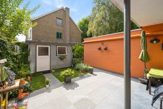 À la recherche d’un appartement confortable de plain-pied avec un agréable espace extérieur et un emplacement de parking ? Ce bel appartement situé Platanendreef à Gentbrugge combine une disposition pratique avec un jardin privatif, un garage intérieur et une place de stationnement supplémentaire. Vous y vivez au calme, tout en bénéficiant d’un accès facile au centre de Gand et aux principales voies de communication.<br /><br />L’appartement offre une surface habitable d’environ 70 m² et se compose d’un hall d’entrée, d’un séjour chaleureux, d’une cuisine entièrement équipée avec un accès direct au jardin, d’une chambre à coucher, d’une salle de bain, de toilettes séparées et de rangements nécessaires.<br /><br />Un atout majeur est le jardin privatif avec abri de jardin. Grâce à une sortie indépendante vers la rue, le jardin est facilement accessible sans passer par l’appartement, ce qui est idéal pour les vélos, le matériel de jardin ou un usage quotidien.<br /><br />En outre, l’appartement dispose d’un garage intérieur avec un accès direct à l’intérieur ainsi qu’une place de parking attenante au garage.<br /><br />Le bien est en bon état et prêt à emménager. Les fenêtres sont en PVC avec double vitrage et volets, le chauffage est au gaz naturel et l’installation électrique est conforme aux normes. EPB ?<br /><br />La copropriété est également un atout : la gestion est saine et les charges mensuelles se limitent à 89 euros par mois.<br /><br />Les transports en commun sont à distance de marche ou de vélo : un arrêt de bus important se trouve à moins de 500 mètres, une gare à moins d’un kilomètre et le tram est également facilement accessible. <br />Commerces, restaurants, écoles, services médicaux, ainsi que des possibilités sportives et de loisirs sont tous facilement accessibles dans les environs.