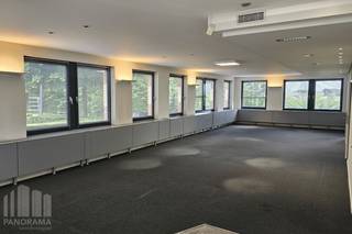 Kantoor met een totale oppervlakte van 253  m² gecombineerd te huur op een strategische toplocatie in Zaventem, vlakbij de R0 en E40.<br /><br />Dankzij de uitstekende ligging nabij de Leuvensesteenweg (N2) en het Woluwedal (R22), op amper 2,4 km van de op- en afrit 4 Diegem-Woluwelaan, geniet deze site van een vlotte verbinding naar het knooppunt E40/R0 en de ruime Brusselse regio. Ook met het openbaar vervoer is het pand vlot bereikbaar dankzij een goede busverbinding van en naar het station van Diegem, gelegen op slechts 3 km afstand.<br /><br />De ruimte bestaan uit vergaderzalen en afzonderlijke kantoren, waardoor een aangename en professionele werkomgeving ontstaat.  Daarnaast zijn de ruimtes uitgerust met dubbele beglazing, energiezuinige ledverlichting, een kwalitatieve vloerafwerking en moderne technieken, waardoor het pand volledig instapklaar is voor diverse professionele activiteiten.<br /><br />Bovendien is er op de site nog een bijkomende kantoorruimte van 260 m² beschikbaar, gecombineerd met een opslagruimte van 80 m² voorzien van een sectionale poort. Deze combinatie is ideaal voor stockage, archiefruimte of logistieke ondersteuning en biedt extra flexibiliteit voor groeiende ondernemingen, uiteenlopende bedrijfsactiviteiten of meerdere gebruikers.<br /><br />De site biedt bovendien ruime parkeermogelijkheden voor medewerkers en bezoekers.<br /><br />Contacteer<strong> PANORAMA B2B</strong> voor bijkomende informatie, gedetailleerde plannen of een vrijblijvend plaatsbezoek:<strong> 0477 09 00 09</strong>.
