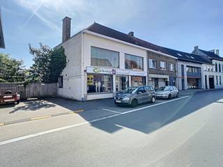 <strong>Te huur, gunstig gelegen handelsruimte in centrum Eine</strong><br /><br />Uiterst gunstig gelegen handelspand in het centrum van Eine, met <strong>VLOTTE VERBINDING</strong> naar N60. Dit pand kan dienen voor <strong>VERSCHILLENDE DOELEINDEN </strong>zoals kantoor, winkel,... Het pand bestaat uit een handelsruimte, berging en toilet en heeft een bruikbare oppervlakte is 183m².<br /><br />Op zoek naar een geschikte handelsruimte voor uw beroepsactiviteit <strong>OP EEN STRATEGISCHE LIGGING IN HET CENTRUM</strong> van Eine? Dan is dit het pand dat u zoekt!<br /><br /><strong>Adres: </strong>Nestor de Tièrestraat 145 bus 1, Oudenaarde<br />Onmiddellijk beschikbaar!<br />Huurprijs: €800/mnd.<br />EPC: C - UC: 2607350