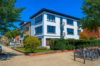 Instapklaar, volledig gerenoveerd appartement met 2 slaapkamers, gelegen op de 1ste verdieping van een kleinschalig gebouw op een centrale locatie te Deurne, bestaande uit: inkomhal met apart toilet met handenwasser; leefruimte op massieve parketvloer en veel lichtinval; ingerichte en open keuken voorzien van keramische kookplaat, combi-oven, dampkap, vaatwasser en koelkast; handige berging met aansluiting voor wasmachine; design badkamer met ligbad met douchecombinatie en dubbel lavabomeubel; 2 volwaardige slaapkamers op parket en klein terras. Voorts beschikt het appartement nog over een zeer ruime kelderberging. Dit appartement werd volledig gerenoveerd met oog voor detail. Centrale verwarming op aardgas, ramen in PVC schrijnwerk met dubbele beglazing en elektrische installatie is conform! Lage maandelijkse kosten. EPC: 197 kWh/m². Heden verhuurd.
