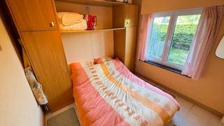 Appartement met ondergrondse parkeerplaats<br />Gemeubeld appartement op het 1e verdiep in rustige straat nabij strand en winkels. Lichtrijke living met schuifraam, ingerichte keuken en 1 slaapkamer. Badkamer met douche, wastafel en toilet en ruime gemeenschappelijke buitenruimte. Inclusief ondergrondse parkeerplaats.<br /><br />EPC: 324 kWh/(m² jaar) – Label D<br />Meer info en documenten op immodepanne.be