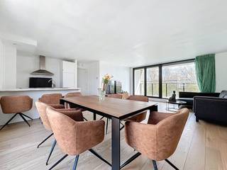 <p><strong>Appartement met 2 slaapkamers – 116 m² – EPC A- – Terras + parking – Licht & modern</strong></p>
<p>We Invest Europe biedt u dit prachtige appartement met 2 slaapkamers van 116 m², gelegen op de 5e verdieping van een gebouw dat volledig werd gerenoveerd in 2021–2022. Een eigendom dat modern comfort, energiezuinigheid en een strategische ligging combineert.</p>
<p>✨ <strong>Troeven:</strong></p>
<p>Ruime en lichtrijke woonkamer van 41 m²<br />Volledig uitgeruste open keuken<br />2 mooie slaapkamers, waarvan één met ingebouwde dressing<br />Badkamer + douchekamer (ideaal voor gezin of co-housing)<br />Aangenaam achterterras<br />Binnenparking 30.000 € + private kelder<br />Uitstekende energieprestatie (EPC A-)<br />Dubbele ventilatie (systeem D) & kwalitatieve isolatie</p>
<p>📍 <strong>Ideale ligging:</strong> vlakbij de E40, de Leuvensesteenweg, de Europese instellingen en de NAVO. Vlotte toegang tot openbaar vervoer (bus, metro, tram), winkels, scholen en sportinfrastructuur.</p>
<p>💡 Modern gebouw dat voldoet aan de huidige normen inzake comfort en energiezuinigheid.</p>
<p>Lasten: ± €248/maand</p>
<p>Een zeldzame opportuniteit, ideaal om te wonen of te investeren.</p>
<p>📞 Info & bezoeken: Frédéric Top – 0472/34.44.08<br />🌐 Meer panden op: www.weinvest.be</p>