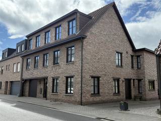 Dit gebouw bestaande uit 4 appartementen is gelegen in het centrum van Nijlen, vlakbij winkels, scholen en openbaar vervoer. Alle appartementen...