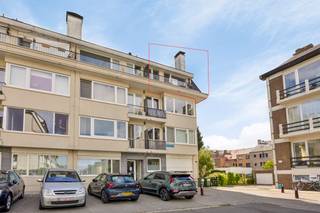 Dit appartement met 2 slaapkamers is gelegen in Kessel-Lo, op slechts 9 minuten fietsen van Leuven centrum. Het appartement is recent gerenoveerd (2020) en is zeer goed onderhouden sindsdien.<br /><br />Bij het betreden van het appartement komen we in de inkomhal met apart gastentoilet en vestiaire. Rechts van de inkomhal vinden we de lichtrijke woonkamer, die in verbinding staat met de keuken. Hier zijn 2 terrassen/balkons, 1 bij de woonkamer en 1 bij de keuken.<br /><br />Verder hebben we nog de badkamer met enkel lavabo, douche en aansluiting voor wasmachine / droogkast. Er zijn 2 ruime slaapkamers van 12m² en 10m², waarvan 1 slaapkamer met 3de terras / balkon.<br /><br />Er is een zolderverdieping van maar liefst 60m²! Deze kan eventueel omgebouwd worden tot 3de slaapkamer en/of 2de badkamer of kan gebruikt worden voor stockage.<br /><br />In de kelderverdieping bevindt zich een garagebox van 15m², deze is verplicht bij te kopen aan 25.000 euro. Bovendien kan men gratis parkeren in de straat en er is vlakbij een bushalte.<br /><br />Verder is er een kelderberging en een gemeenschappelijke tuin.<br /><br />EPC B. De verwarming is met aardgas, de ketel werd in 2025 vernieuwd. Elektriciteit is conform. Asbestveilig (maar niet asbestvrij).<br />Het dak van het gebouw werd in 2019 geïsoleerd. De ramen werden in 2006 vernieuwd, het appartement beschikt ook over vliegenramen en zonnewerende screens aan de Zuidkant.<br /><br />In het gebouw bevindt zich een lift.<br /><br />Alle tellers voor de nutsvoorzieningen zijn privaat. <br /><br />Bij verdere vragen of interesse kan u ons steeds contacteren!