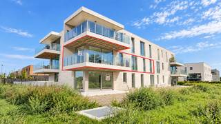 <strong>Appartement 1.02 – Ruim en comfortabel wonen op de eerste verdieping in Klaverstuk 24</strong><br /><br />Welkom in appartement 1.02, een prachtig en instapklaar appartement op de eerste verdieping van het exclusieve Klaverstuk 24 in Zedelgem.<br />Met zijn royale indeling, twee badkamers en een ruim terras biedt dit appartement alles wat u nodig heeft voor een comfortabele en moderne levensstijl.
<h4><strong>Kenmerken van appartement 1.02</strong></h4>
<ul>
<li>* Bewoonbare oppervlakte: 103 m²</li>
<li>* Inkomhal met praktische vestiaire en apart gastentoilet.</li>
<li>* 3 ruime slaapkamers, ideaal voor gezinnen of extra werk-/logeerruimte.</li>
<li>* 2 badkamers: één met meubel en inloopdouche, en één met meubel en ligbad.</li>
<li>* Lichtrijke leefruimte dankzij grote raampartijen, met een moderne open keuken.</li>
<li>* Handige wasplaats voor extra opbergruimte.</li>
<li>* Ruim terras van 20 m², perfect om te genieten van de buitenlucht.</li>
<li>* Inclusief ondergrondse parkeerplaats en fietsenberging.</li>
</ul>
<h4><strong>Hoogwaardige afwerking en energiezuinig</strong></h4>
Dit appartement biedt niet alleen stijl en comfort, maar is ook duurzaam en energiezuinig:
<ul>
<li>* Vloerverwarming voor een aangename temperatuur in alle seizoenen.</li>
<li>* Warmtepomp en zonnepanelen voor een milieuvriendelijke energievoorziening.</li>
<li>* Een uitzonderlijk laag E-peil van 30, wat recht geeft op vrijstelling van de onroerende voorheffing.</li>
</ul>
<h4><strong>Perfect gelegen in Zedelgem</strong></h4>
Klaverstuk 24 ligt in een rustige, groene omgeving met alle voorzieningen binnen handbereik.<br />Het centrum van Zedelgem, openbaar vervoer en uitvalswegen naar Brugge en omliggende steden zijn vlot bereikbaar.<br />Met zijn royale ruimte en moderne afwerking is appartement 1.02 de ideale keuze voor wie stijlvol en comfortabel wil wonen.<br /><strong>Contacteer ons vandaag nog voor meer informatie of een bezoek.</strong><br /><br />Uw droomappartement wacht op u!<br /><br /><strong>051 21 11 11 of matias@imfiro.be</strong>