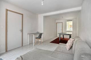 Ontdek deze gerenoveerde woning in Boom, gelegen op een gegeerde locatie in de nabijheid van Tomorrowland – een unieke troef die zorgt voor een levendige en dynamische omgeving.<br />De woning werd recent vernieuwd en combineert hedendaags wooncomfort. De lichtrijke leefruimte vormt het kloppend hart van de woning en vloeit harmonieus over in de functioneel ingerichte keuken, een badkamer met inloopdouche en een aparte wasplaats. Aansluitend bevindt zich een gezellige, onderhoudsvriendelijke kleine stadskoer.<br />Op de verdiepingen beschikt de woning over drie slaapkamers, perfect voor gezinnen of wie extra ruimte wenst voor een bureau of hobbykamer.<br />Ook op technisch vlak biedt deze woning volledige gemoedsrust: ze is asbestvrij en voorzien van een conforme elektriciteitsinstallatie, waardoor u zonder zorgen kan intrekken.<br />Een instapklare en kwalitatief gerenoveerde woning op een sterke locatie – ideaal als gezinswoning of slimme investering. Mis deze kans niet!