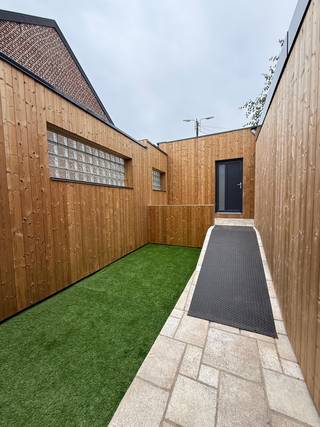 Welgelegen ruime woning met tal van mogelijkheden!<br /><br />Reeds lange tijd op zoek naar een instapklare woning die tal van mogelijkheden heeft? Deze woning is uiterst geschikt voor wie wilt wonen & werken in dezelfde woning.<br /><br />Op de gelijkvloerse verdieping bestaat de woning uit een inkomhal, de keuken, de leefruimte, een polyvalente ruimte, een inpandige garage, een berg/wasruimteruimte, een badkamer met bad & douche.<br /><br />Op de eerste verdieping is er een slaapkamer met aansluitend de badkamer. <br />Op de tweede verdieping is er nog een 2e slaapkamer, tevens met douche en toilet.<br /><br />De woning is eveneens voorzien van een bruikbare kelder.<br /><br />De buitenruimte werd opnieuw beklinkerd en voorzien van kunstgras om het onderhoud zo beperkt mogelijk te houden.<br />De vraagprijs bedraagt 295.000 euro.<br />Interesse? Aarzel niet en plan vandaag nog je bezoek via thomas.vanrillaer@living-stone.be!