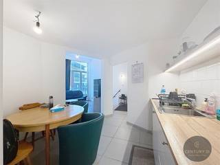 Deze woning ligt op een plek waar Blankenberge op z’n best is: midden in het centrum, met winkels en horeca letterlijk om de hoek én het strand op wandelafstand. Buiten sta je meteen in het stadsleven; binnen krijg je een verrassend ruime woning met een praktische split-level indeling die echt werkt in het dagelijkse gebruik.IndelingInkomhal met een opvallend hoog plafond: meteen een ruimtelijk en lichtrijk gevoel.Half niveau hoger: gezellige leefruimte met aansluitende keuken, ideaal om samen te eten en te leven.Half niveau lager: extra ruime berging, apart toilet en wasplaats. Dit is zo’n verdieping die je pas echt leert waarderen als je graag orde en opbergruimte hebt.Eerste verdieping: slaapkamers van volwaardig formaat en een comfortabele badkamer.Tweede verdieping: nog twee kamers die je perfect kan invullen als kinderkamer, bureau, hobbyruimte of logeerkamer.Wat ligt er vlakbij?De Zeedijk en het strand, het trein- en tramstation, de jachthaven en promenade, en een ruim aanbod aan winkels, supermarkten, boetieks en restaurants. Ook ontspanning is dichtbij met onder meer Sea Life, de Pier, minigolf en de vele evenementen die Blankenberge typeren.Pluspunten in één oogopslagCentrumlocatieSlimme split-level indelingDrie slaapkamersVeel bergruimteAlles te voet bereikbaarInteresse? Neem contact op en ontdek ter plaatse hoe ruim deze woning in werkelijkheid aanvoelt. Startprijs 235 000 €