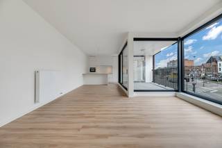 Op een unieke locatie te Mechelen bevindt zich dit prachtig nieuwbouwproject. U bevindt zich hier op wandelafstand van het centrum van Mechelen en het Vrijbroekpark. Verder geniet u van een prachtig zicht over de vaart. <br /><br />We betreden het appartement op de eerste verdieping via de inkomhal. De ruime leefruimte geniet van zeer veel lichtinval door de grote raampartijen. Deze kunt u inrichten met een gezellige zithoek, aparte eetplaats en bureauruimte. De open keuken is mooi geïntegreerd in het geheel en voorzien van de voornaamste toestellen. Van hieruit betreden we het leuke terras met zicht op de vaart. De nachthal geeft ons verder toegang tot de berging/wasruimte, 2 slaapkamers en de badkamer, uitgerust met dubbele lavabo, inloopdouche en toilet. De master bedroom is ook voorzien van een dressing. U beschikt ook nog over een aparte garage en zonnepanelen. €100 gemeenschappelijke kosten per maand.<br /><br />Het appartement is beschikbaar vanaf 01/12/2026<br /><br />Dit is een uitstekende opportuniteit als u op zoek bent naar een prachtig appartement op toplocatie in Mechelen. Contacteer ons voor meer informatie of neem een kijkje op www.boonstravastgoed.be . <br /><br />Bijzonderheden: <br />- Aparte garage<br />- 2 slaapkamers<br />- Uitstekende locatie
