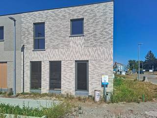 In het rustige en landelijke Hertsberge realiseert Durabrik een nieuwe kleinschalige verkaveling in het verlengde van de Muntestraat. In een eerste fase komen er nu 10 woningen in verkoop. <br /><br />Lot 7 is een halfopen bebouwing in de moderne bouwstijl : 2 bouwlagen en een plat dak. <br />Deze woning staat ruwbouw-winddicht momenteel en kan tamelijk snel instapklaar gemaakt worden.<br />GELIJKVLOERS : inkom, wc, ruime living, open keuken met eiland, ruime berging/wasplaats.<br />EERSTE VERDIEPING : 3 ruime slaapkamers, ingerichte badkamer met inloopdouche, badkamermeubel met dubbele lavabo, aparte wc, technische ruimte.<br />Mogelijkheid tot plaatsen van een carport. Gezellige tuin, toegankelijk achteraan via een padje, ideaal voor fietsers !<br />Doodlopend straatje zonder doorgaand verkeer. Vlakbij nieuwe groenzone. <br />Goeie verbinding met de E40.<br /><br />Deze woning wordt volledig afgewerkt aangeboden met ingerichte keuken en badkamer, bevloering en vloerverwarming.<br />Superenergiezuinige woning (E -19 !) door warmtepomp, doorgedreven isolatiepakket, ventilatiesysteem D en pakket zonnepanelen.<br /><br />Download de brochure via https://durabrik.immo/hertsberge<br />Bij Durabrik ben je zeker van een vaste prijs. Geen budgettaire verrassingen dus tijdens je bouwtraject.<br />Heb je vragen? Contacteer dan je bouwadviseur via 09/280.60.60. of mail naar info@durabrik.be.<br />Inspiratie opdoen? Bezoek onze kijkwoning in Roeselare of Aalter op afspraak.<br />Prijs excl. btw en kosten. Beelden en oppervlaktes zijn indicatief.
