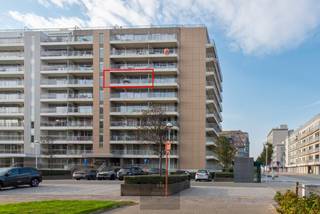 Appartement ensoleillé avec une chambre et un coin nuit situé au 6e étage de la résidence Wielingerbank dans la Franslaan à Nieuwpoort-Bad. Composition : entrée, coin nuit séparé avec placard et lits superposés, salle de bains rénovée avec douche à l'italienne, toilettes et lavabo, salon donnant sur la terrasse de la Franslaan, cuisine semi-ouverte, chambre séparée. Cave souterraine incluse. EPC : 158 kWh/m². Prix demandé : 279 000€