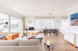 Light-filled furnished apartment with a spectacular terrace!Upon entering, you are welcomed into a neat entrance hall with a separate guest toilet...