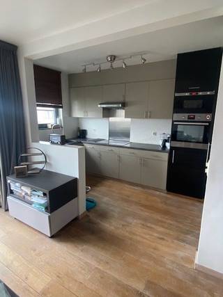 Dit instapklare appartement bevindt zich in een kleinschalig en rustig gebouw met slechts vijf appartementen. Dankzij de ligging in een doodlopende straat geniet je hier van maximale privacy en minimale verkeersdrukte.<br /><br />Binnenin vind je een ruime leefruimte met grote ramen, waardoor het appartement de hele dag door baadt in het licht. De twee volwaardige slaapkamers bieden voldoende ruimte voor een gezin, thuiswerk of logeerkamer. Het appartement wordt dankzij 2 airco's verwarmd in de wintermaanden en gekoeld in de zomermaanden.<br /><br />De badkamer is praktisch ingericht met bad en douche + elektrische verwarming. Het toilet bevindt zich in een aparte ruimte. Het appartement beschikt bovendien over een aparte berging, ideaal voor wasmachine, voorraad of extra opbergruimte.<br /><br />Aansluitend vind je een gezellig terras in de ochtendzon, perfect voor een rustige avond of wat frisse buitenlucht zonder het gebouw te verlaten.<br /><br />Achter het gebouw bevindt zich een privégarage, inbegrepen in de verkoop — een grote troef in deze buurt.