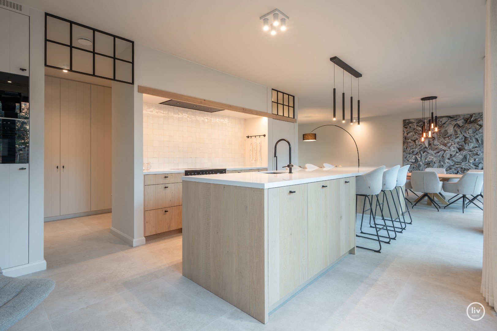 'THE ONE AND ONLY' woning met UITZONDERLIJKE afwerking, perfect onderhouden en voorzien van alle nodige comfort, 4/5 slaapkamers, verwarmd zwembad en een dubbele garage, zeer rustig gelegen te Knokke-Heist. - foto 4