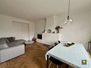 <p><span>Gezellig 2 slaapkamer appartement met terras gelegen op de tweede verdieping!</span></p><p><span>Dit charmante en praktisch ingedeelde appartement biedt alles wat je nodig hebt voor comfortabel wonen. </span></p><p><span>Dankzij de ideale ligging in de nabijheid van openbaar vervoer en belangrijke invalswegen, ben je altijd vlot onderweg. </span></p><p><span> </span></p><p><span>Het appartement heeft de volgende indeling</span><span>:</span></p><p><span> </span></p><p><span>Leefruimte &amp; keuken:</span></p><p><span>De ruime, lichte leefruimte is afgewerkt met een mooie parketvloer en geniet van een overvloed aan natuurlijk licht door de grote raampartijen. </span></p><p><span>Via een schuifwand heb je toegang tot een aanpalende kamer die perfect dienst kan doen als slaapkamer, bureau of extra leefruimtekortom: flexibel in te delen naar jouw wensen.<br />De open keuken sluit mooi aan bij de leefruimte en is uitgerust met een koelkast, vaatwasser en kookplaat. Een zeer praktische en gebruiksvriendelijke keuken! </span></p><p><span> </span></p><p><span>Slaapkamer en badkamer:</span></p><p><span>Kies je ervoor de aangrenzende ruimte als slaapkamer in te richten, dan geniet je van een bijzonder royale kamer. </span></p><p><span>Beide slaapkamers bevinden zich aan de rustige achterzijde van het gebouw en geven toegang tot het terras. De ramen zijn bovendien voorzien van vliegenramenideaal voor zomerse dagen.<br />De badkamer is compact maar uiterst praktisch ingericht, met een douche, lavabo.</span></p><p><span> </span></p><p><span>Terras &amp; kelder:</span></p><p><span>Het west gerichte terras aan de achterzijde biedt een aangename plek om te ontspannen in de namiddag- en avondzon.<br />Daarnaast beschikt het appartement over een handige kelderberging .</span></p><p><span> </span></p><p><span>Huurprijs &amp; beschikbaarheid;</span></p><p><span>Huurprijs</span><span>: €925,00 / maand</span></p><p><span>Maandelijkse kosten</span><span>: €25,00 / maand</span></p><p><span>Beschikbaar: </span><span>15/01/2026</span></p><p><span> </span></p><p><span> </span></p><p><span> </span></p>