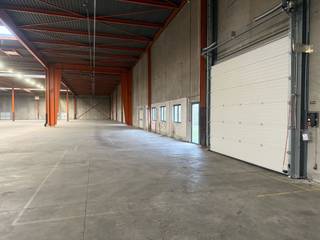Magazijn 3450m² met 4 laadkades en ruime parking op Toplocatie in ZaventemVoorzieningen :Hoogte magazijn : 7mLaaddocks : 4Staalconstructie...