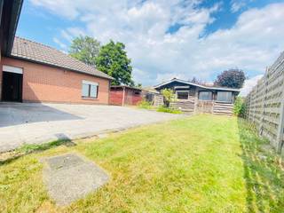 <strong>Wervik, rustig gelegen bungalow met veel ruimte.<br /><br />Indeling</strong><br />Ingang die doorgang biedt naar ruime leefruimte met apart gasten toilet. Naast de woonkamer is er dan een ruime keuken voorzien van gasfornuis, frigo en oven. Naast de keuken doorgang naar dubbele garage met praktische zolder berging. Daarnaast gang naar de slaapkamers waarbij er zich nog een berging bevindt. Tot slot heeft u nog 4 ruime slaapkamers en een badkamer voorzien van ligbad, dubbele spoelbak en wc. <br /><br /><strong>Troeven:</strong>
<ul><li>veel lichtinval</li><li>alles op gelijkvloers</li><li>grote tuin</li><li>rustig gelegen</li><li>4 slaapkamers</li></ul>
bij deze woning geldt de renovatieplicht