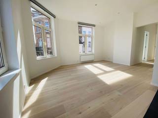 UKKEL – Wijk Molière/Churchill – Dicht bij winkels en openbaar vervoer, mooi appartement van ±63 m² op de 3e en laatste verdieping. Indeling: inkomhal, aangename woonkamer van ±20 m², volledig ingerichte open keuken, nachthal, 1 slaapkamer van ±13 m², doucheruimte met aansluiting voor wasmachine, apart toilet. Kelder. Verlichting en zonwering geïnstalleerd! Voorziening voor lasten: 50 €/maand (gemeenschappelijk). Beschikbaar vanaf 01/02/2025. EPC: G*. Afmetingen ter indicatie.