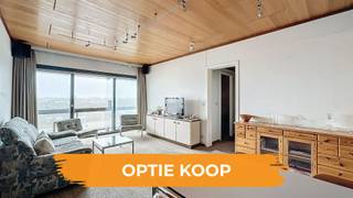 Dit appartement met open zicht bevindt zich op een gunstige ligging op het Ijslandplein, meteen aan het strand van Oostduinkerke-bad en op wandelafstand van de winkels en het openbaar vervoer.<br />Indeling: lichtrijke woonkamer met zongericht terras, open keuken, apart toilet, badkamer, twee slaapkamers en inclusief 2 kelderbergingen.<br />In het gebouw is er een gemeenschappelijke fietsenberging en een gemeenschappelijke binnenzwembad aanwezig.
