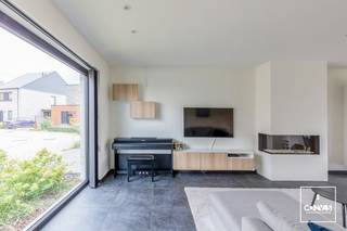 Deze <strong>recente </strong>en <strong>perfect instapklare</strong> woning met <strong>twee slaapkamers</strong> is gelegen in een rustige residentiële en kindvriendelijke woonwijk nabij het centrum van Landegem.<br /><br />Via de inkomhal met gastentoilet kom je in de lichtrijke leefruimte met sfeervolle gashaard. Aansluitend is er de <strong>volledig voorziene keuken</strong> met keukeneiland en praktische keukenberging. Via het grote schuifraam betreed je de bijzonder <strong>aangename en goed georiënteerde tuin</strong>. De grote zonneluifel zorgt voor voldoende schaduw op zonnige dagen. <br /><br />Op de eerste verdieping bevinden zich twee ruime slaapkamers waarvan een met handige dressing. Daarnaast is er de <strong>badkamer </strong>voorzien van <strong>alle comfort</strong>, zijnde een dubbele wastafel, een ligbad en een douche.  <br /><br />De woning wordt verder gekenmerkt door haar hoogwaardige afwerking, aangename lichtinval, super rustige ligging en energiezuinigheid (label A). Bovendien zijn er ook <strong>zonnepanelen </strong>aanwezig. <br /><br />Ook de <strong>bereikbaarheid </strong>is hier zeker en vast een leuke troef in de nabijheid van diverse invalswegen, het station van Landegem, een levendig verenigingsleven, diverse sportaccommodaties en mooie wandel- en fietsroutes.<br /><br />Interesse in deze knappe, recente en leuk gelegen woning? <strong>Contacteer Gijs</strong> voor een bezoek via gijs@convas.be of 0492 84 48 24 (telefonisch of via Whatsapp).
