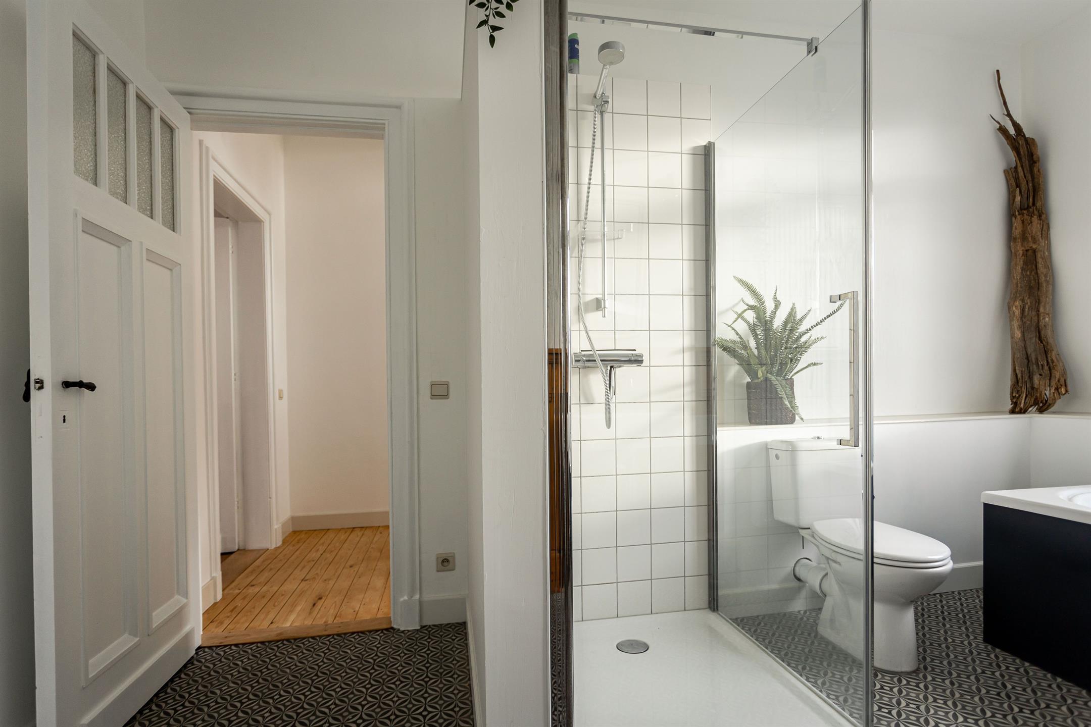 Woning met 3 slaapkamers, tuin, garage en tuinberging - foto 4