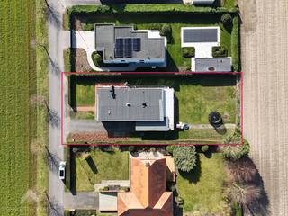 Op zoek naar rust, ruimte en een prachtig uitzicht? Deze charmante bungalow op een perceel van 1000 m² biedt het allemaal. Via de inkomhal kom...