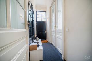 EU-wijk – Prachtige, ideaal gelegen eengezinswoning met meerdere slaapkamers, garage en terras<br /><br />We Invest heeft het genoegen u deze prachtige eengezinswoning van ±249 m² voor te stellen, ideaal gelegen in het hart van de gegeerde Europese wijk.<br />Een zeldzaam pand dat u zal bekoren door zijn volumes, lichtinval en strategische ligging.<br /><br />Gelegen tussen de rotonde Schuman en het Jourdanplein, geniet deze woning van een toplocatie, vlakbij alle voorzieningen: openbaar vervoer, restaurants, winkels, parken en scholen.<br /><br />Twee aparte toegangen zorgen voor optimaal comfort:<br /><br />Voetgangersingang via de Tourellestraat<br />Toegang voor voertuigen via de Demotstraat, tegenover de Europese Commissie<br /><br />Indeling van de woning<br /><br />Gelijkvloers: inkomhal, eetkamer, uitgeruste keuken, binnenplaats, garage met sectionale poort<br />1e verdieping: ruime leefruimte, dubbele salon met toegang tot het terras (vergund)<br />2e verdieping: master bedroom, badkamer met douche en bad<br />3e verdieping: apart toilet / stookruimte (tussenverdieping), twee slaapkamers (of bureau/dressing), douchekamer<br />Ingerichte kelder: wasruimte, berging, extra slaapkamer met aangrenzende douchekamer<br /><br />Aanvullende informatie<br /><br />Woning in goede algemene staat<br />EPC: E – CO₂: 52 kg/(m².jaar) – 264 kWhEP/(m².jaar)<br />Raam van de badkamer vervangen na opmaak van het EPC<br />Elektriciteit niet conform<br /><br />Info & bezoeken<br />maxime.l@weinvest.be | 02 315 77 22
