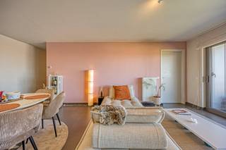 Dit verrassend verfijnde appartement van 72 m² op de zevende verdieping vertelt een verhaal van rust en vrijheid. Binnen ontmoet een knappe...