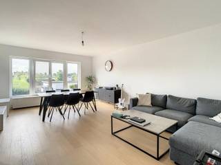 Dankzij een neutrale renovatie geniet je in dit lichtrijke appartement van volwaardige ruimtes.<br /><br />Je betreedt het appartement via de inkomhal met vestiairehoek.<br />Aan de voorzijde heb je de woonkamer met deels open keuken, bijhorende berging wasplaats en het balkon.<br />Centraal is er een badkamer met inloopdouche en een apart toilet.<br />De achterzijde omvat twee volwaardige slaapkamers.<br /><br />Op gelijkvloers heb je een privatieve bergkast en een achterliggende garagebox.<br />De ligging zorgt voor een vlotte verbinding naar Antwerpen en Brussel dankzij nabijheid van A12 en doorsteek naar E19.<br />Het centrum van Aartselaar ligt op wandel- en fietsafstand.