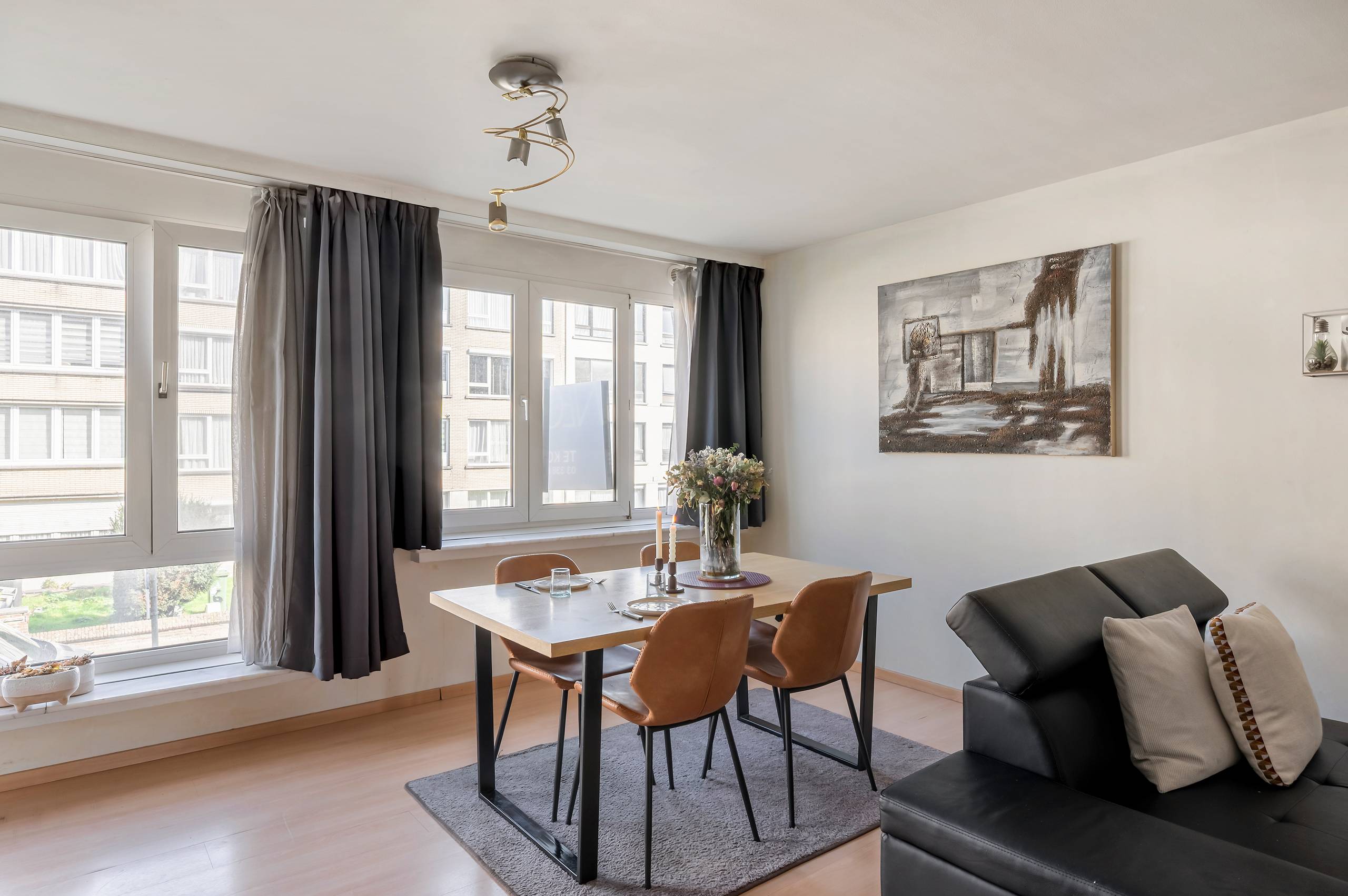 Lichtrijk tweeslaapkamerappartement in een rustige straat - foto 2