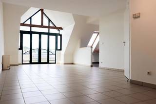 Situé au troisième étage d'une petite copropriété du centre de Salzinne , appartement de ± 90 m² idéalement agencé. Ce dernier se compose d'un hall d'entrée avec espaces de rangements et toilettes invités. Un vaste living baigné de lumière par de nombreuses fenêtres, une cuisine américaine entièrement équipée et une buanderie accessible depuis le hall. La partie nuit comprend deux grandes chambres de ± 12 m² ainsi qu'une salle de bains attente avec baignoire et double vasque. Proche de toutes commodités, cet appartement ne pourra que vous séduire. Disponible immédiatement. Prix : 233.000 € / mois Charges : 95,00€ / mois PEB : D - Place de parking extérieur : 17.000 €/mois - Place de Parking intérieur : 25.000 €/mois . Vous souhaitez visiter. Frais d'éacte de base à charge de l'acquéreur. Contactez-nous au +32 477 57 98 87 ou par mail à l'adresse LMEERT@TREVI.BE